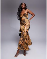 ASOS - Robe dos nu longue à imprimé abstrait avec ourlet brut asymétrique - Lyst