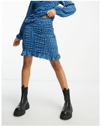 Pieces - Mini-jupe texturée à carreaux et volants - bleu - Lyst