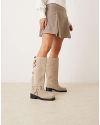ASOS - Crest - bottes hauteur genou style motard en daim avec détail harnais - taupe - Lyst