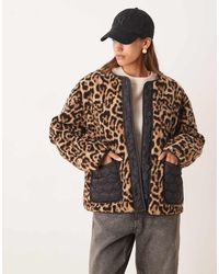 ASOS - Chaqueta Negra De Borreguito Con Estampado De Leopardo Y Detalle De Nailon Guateado De - Lyst