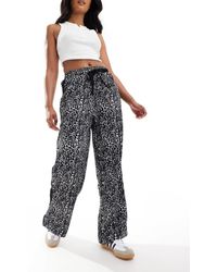 ASOS - Pantalon à enfiler avec empiècement contrastant et imprimé animal - noir et blanc - Lyst