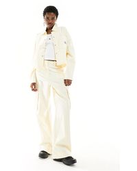 Calvin Klein - Pantaloni cargo color crema - Lyst