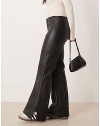 Free People - – glow up – ausgestellte hose aus kunstleder - Lyst