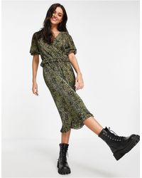 Dames Kleding voor voor Truien en gebreide kleding voor Mouwloze truien Miss Selfridge Synthetisch Overgooier-jurk Met Geflockt Reliëf in het Groen 