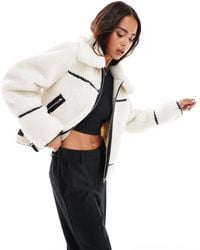 Miss Selfridge - – kontrastierende trucker-jacke aus teddyfell - Lyst