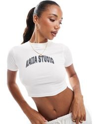 Kaiia - Studio - t-shirt crop top d'ensemble riche en coton à logo - écru - Lyst