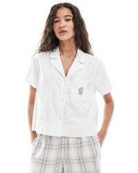 Hollister - Camicia Del Pigiama Bianca A Maniche Corte Con Bottoni E Dettaglio Con Orsetto - Lyst