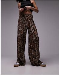 TOPSHOP - Pantalon droit plissé et froissé à imprimé léopard - marron - Lyst