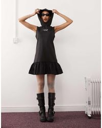 Collusion - Mini Bodycon Jurk Met Verlaagde Taille, Volumineuze Rok, Capuchon En Siersteentjes - Lyst