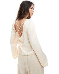 ASOS - Top en satin à manches longues et liens dans le dos - huître - Lyst