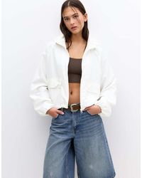 Pull&Bear - Giacca Leggera Corta Bianca Con Cappuccio - Lyst