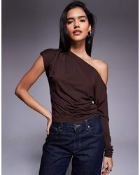 ASOS - Asymmetrische Gedrapeerde Top Van Gladde Stof Met Blote Schouder - Lyst