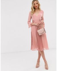 ASOS Tief ausgeschnittenes Midi-Faltenkleid mit Spitzeneinsatz - Pink