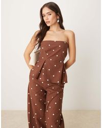 ASOS - Top Con Estampado De Lunares, Escote Palabra De Honor Y Cintura Entallada De Mezcla De Lino De (Parte De Un Conjunto)-Marrón - Lyst