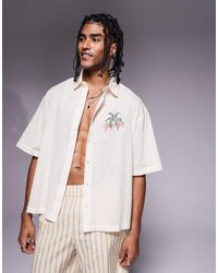 ASOS - Camisa De Corte Cuadrado Extragrande Con Estampado En El Pecho Y Cuello De Solapas De -Neutro - Lyst