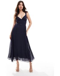 ASOS - Robe mi-longue plissée avec décolleté plongeant et ceinture à la taille - bleu marine - Lyst