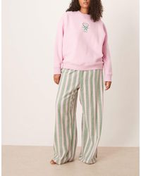 ASOS - Asos design curve – pyjama-set aus jersey-sweatshirt mit logo und gewebter hose mit streifen - Lyst