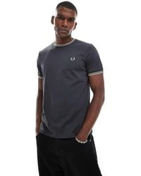 Fred Perry - T-Shirt Scuro Con Doppia Riga A Contrasto Sui Bordi - Lyst