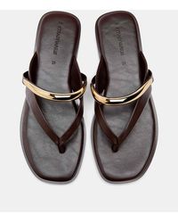 Stradivarius - – flache zehenstegsandalen - Lyst