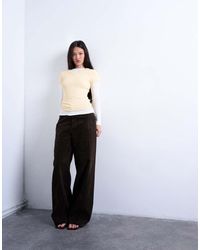TOPSHOP - Top A Maniche Lunghe A Doppio Strato Color Latticello Ed Écru Con Scollo A V - Lyst