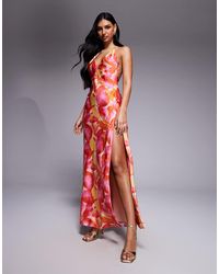 Bardot - Robe longue dos nu en satin à fleurs avec décolleté plongeant et bretelles fines - Lyst