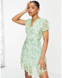 Glamorous - Vestito corto da giorno a portafoglio verde mela a fiorellini a maniche corte - Lyst