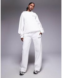 Kaiia - Joggers Blancos De Pernera Ancha Con Raya Lateral Y Logo Bordado De Tejido Rico En Algodón De (Parte De Un Conjunto) - Lyst