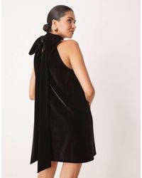 Pretty Lavish - Mini Jurk Van Fluweel Met Strik - Lyst