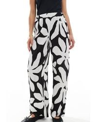 Vero Moda - Broek Van Plissé Met Hoge Taille, Wijde Pijpen En Bloemenprint - Lyst