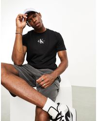 Calvin Klein - T-shirt regular nera con logo a monogramma - Lyst