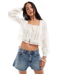 Stradivarius - Top Allacciato Sul Davanti Con Maniche Lunghe Con Volant - Lyst