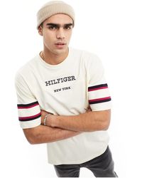 Tommy Hilfiger - T-shirt color crema con design colorblock sulle maniche e scritta del logo - Lyst
