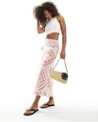 New Look - Jupe mi-longue coupée en biais à motif fleuri - Lyst