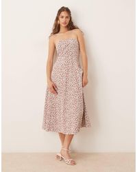 Abercrombie & Fitch - Robe mi-longue bandeau coupe évasée à fleurs - rouge - Lyst