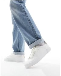 Bershka - Sneakers bianche con linguetta sul tallone a contrasto color cuoio - Lyst