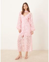 Pretty Lavish - Robe longue en jacquard à manches longues avec détail foulard - Lyst