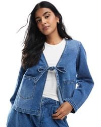 ONLY - – kastige, vorne gebundene hemdjacke aus mittelem denim - Lyst