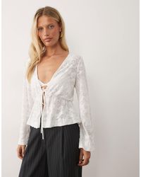 Vila - Blouse texturée en jacquard nouée devant - crème - Lyst