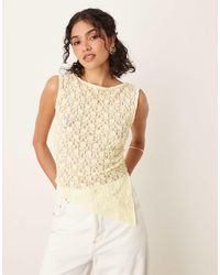 ASOS - Top asymétrique transparent en dentelle avec fronces sur les côtés et manches évasées - beurre - Lyst