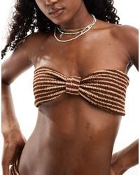 Miss Selfridge - – gekräuseltes, trägerloses bikinioberteil mit geknoteter vorderseite und neutralfarbenen streifen - Lyst