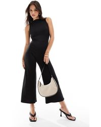 ASOS - Tuta Jumpsuit Con Pantaloni Culotte Nera Aperta Dietro Con Allacciatura E Scollo A Barchetta - Lyst