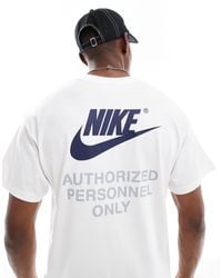 Nike - Camiseta Blanca Con Estampado Gráfico En La Espalda Y Logo De - Lyst