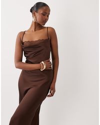 Vila - Vestido Largo Marrón De Tirantes De Satén Con Cuello Desbocado Y Aplicación De Encaje De - Lyst