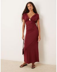 ASOS - Robe mi-longue à manches courtes et décolleté en v avec détail métallique - bordeaux - Lyst