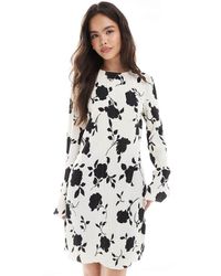 Vero Moda - Vestito Corto Plissé A Maniche Lunghe E Nero A Fiori - Lyst
