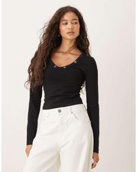 ASOS - Geribbelde Top Met V-Hals, Lange Mouwen En Ringvormige Studs - Lyst