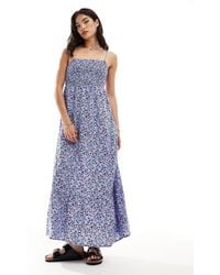 Vero Moda - Vestido largo azul con estampado floral y pecho fruncido - Lyst