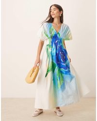 ASOS - Robe mi-longue à manches courtes et col v avec plis serrés à imprimé roses - bleu - Lyst