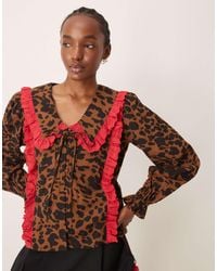 Neon Rose - – bluse mit leopardenmuster, rüschenkragen und frontschnürung - Lyst