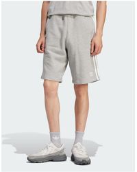 adidas Originals - Shorts a gamba dritta in jersey di cotone con righe e logo ricamato Adicolor - Lyst